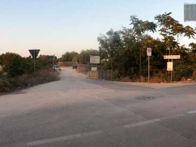 Insomma anche in questo caso siamo di fronte a una violazione della legge, perch� � vero che ancora pi� a nord si trova un sentiero che porta al mare, ma � situato a 400 metri dal club e non a 150. Decidiamo comunque di intraprendere questa strada. Percorriamo i 400 metri predetti e arriviamo all�imbocco situato sempre sulla complanare